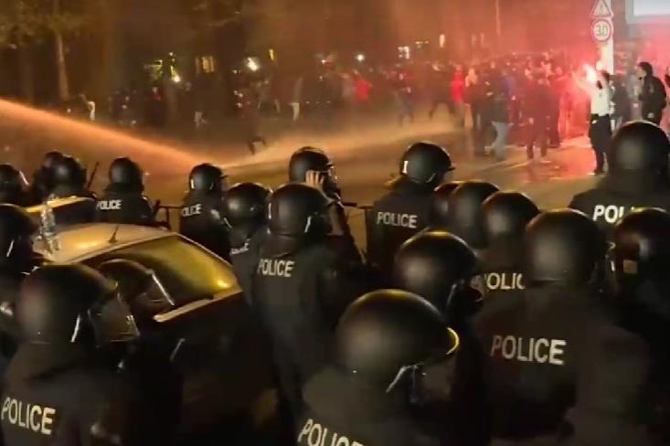 13 наказани полицаи след протеста на футболни фенове в София