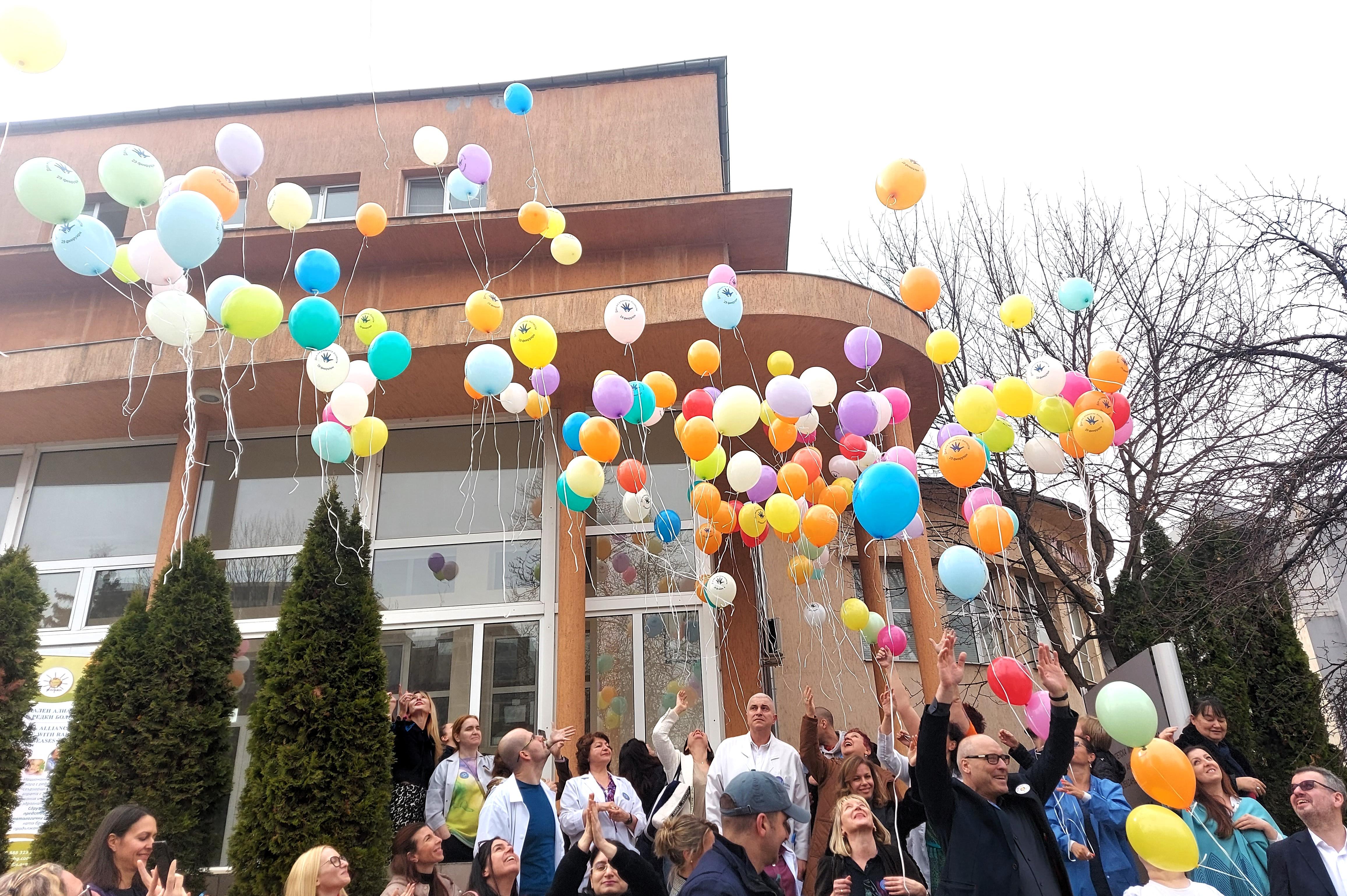 Десетки цветни балони полетяха над София в подкрепа на хората с редки болес