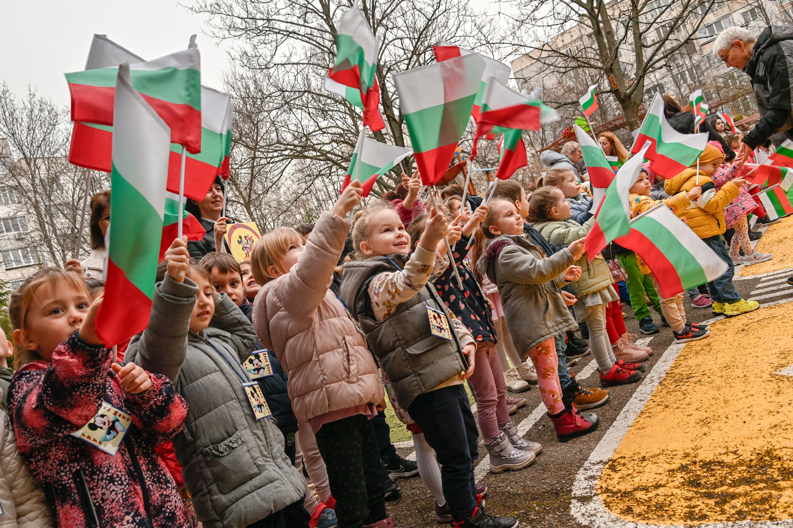 Деца от София направиха 30-метрово знаме за 3 март (СНИМКИ)