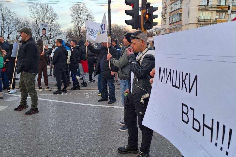 Протест блокира бул. Сливница в час пик, искат оставката на кмета на Илинде
