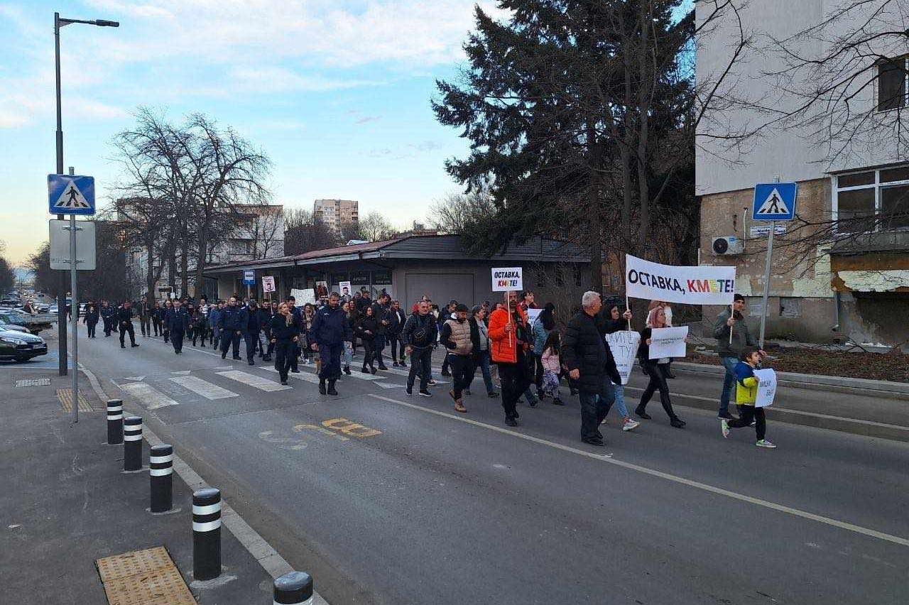Протест блокира бул. Сливница в час пик, искат оставката на кмета на Илинде