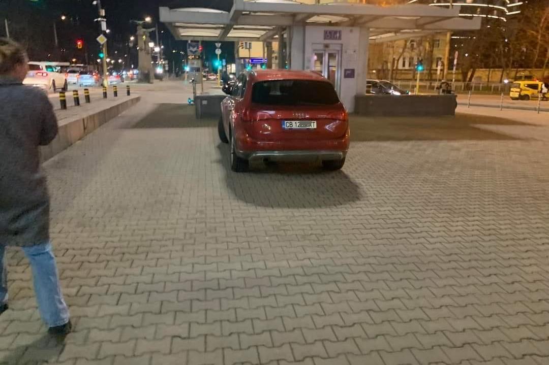 Наглост: Шофьор паркира пред метростанцията на Орлов мост