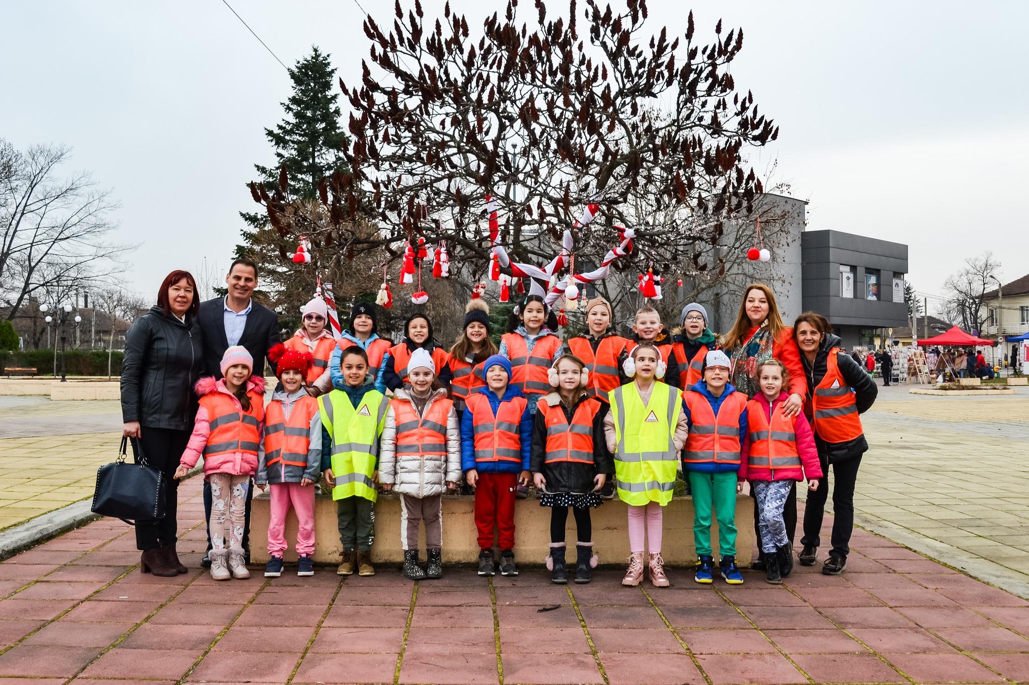 Деца облякоха първомартенска премяна на дървета в Нови Искър