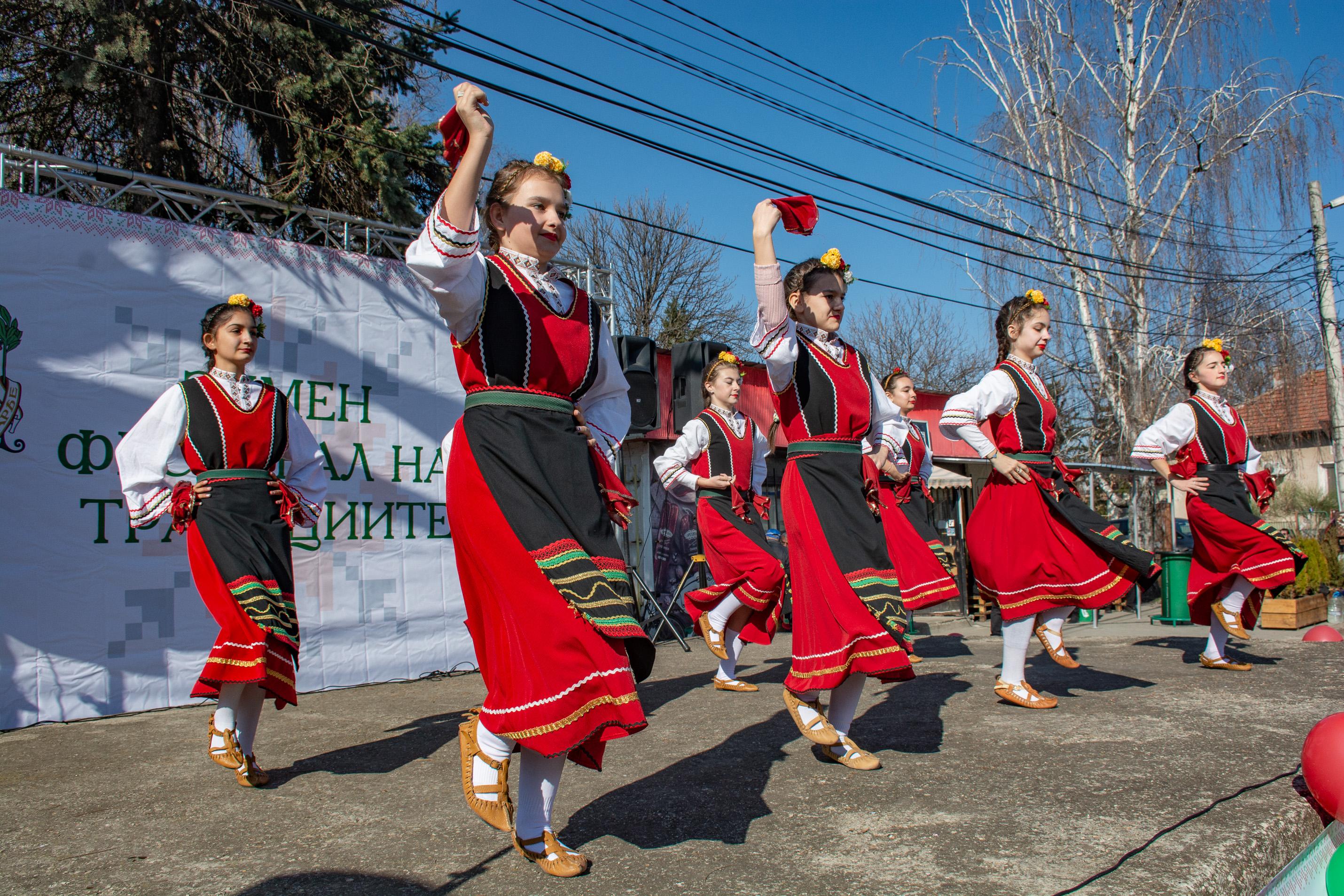 Зимен фестивал на традициите в София: Шампионка по баници за трети път е Цв