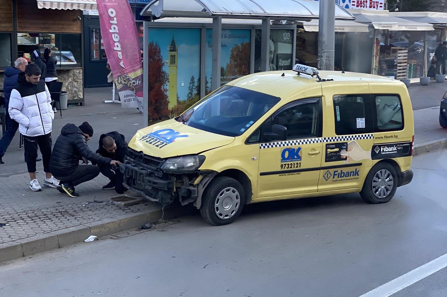 Такси "скочи" на тротоара на спирка на "Черни връх" в София