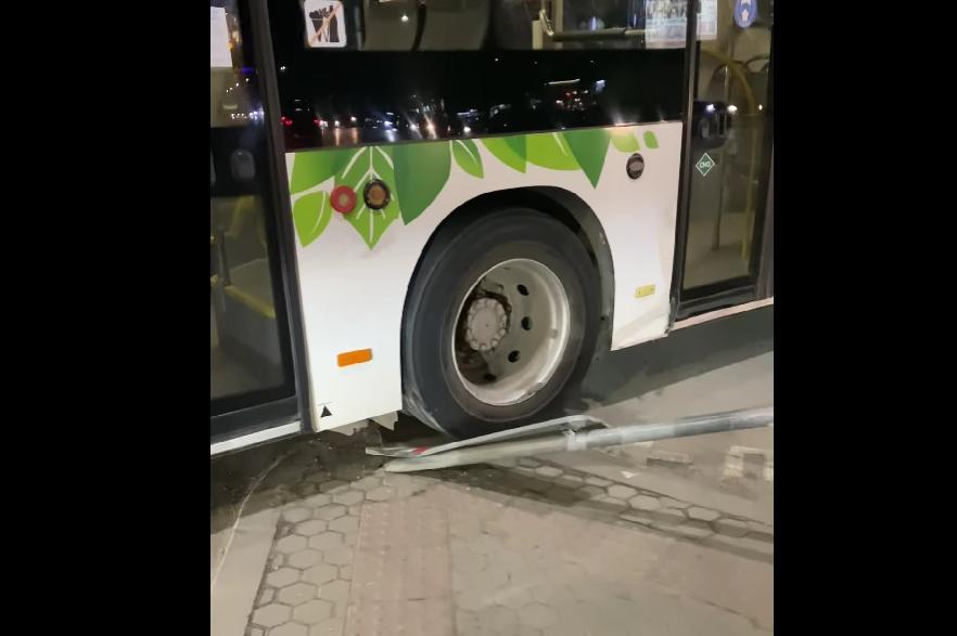 Заради аварирал автомобил: Автобус мина през пътен знак в столичния Лозенец