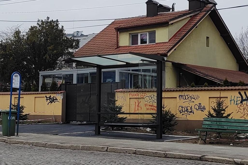 Спирката на ул. „Любляна“ в Карпузица вече има навес