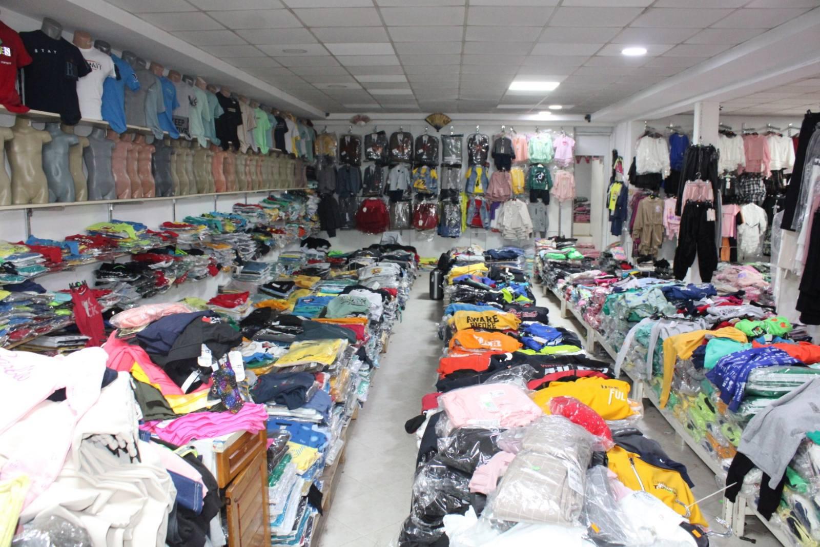 Иззеха голямо количество „маркови“ стоки от столичен търговски център