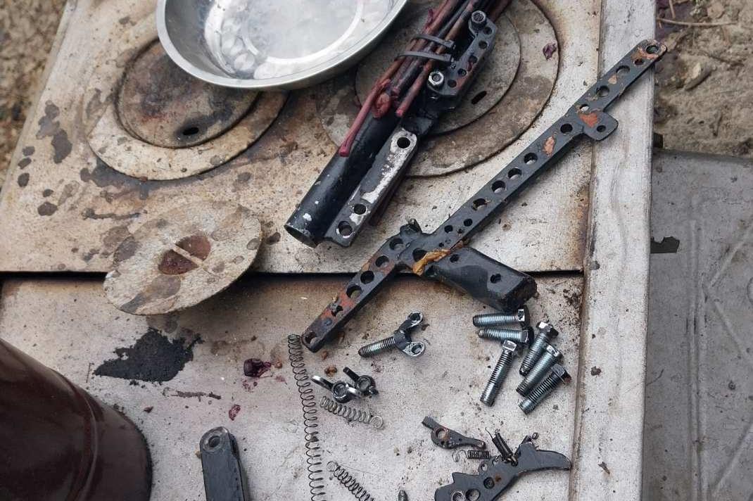Полицаи от Своге откриха оръжие на престъпление, разглобено и в бидони