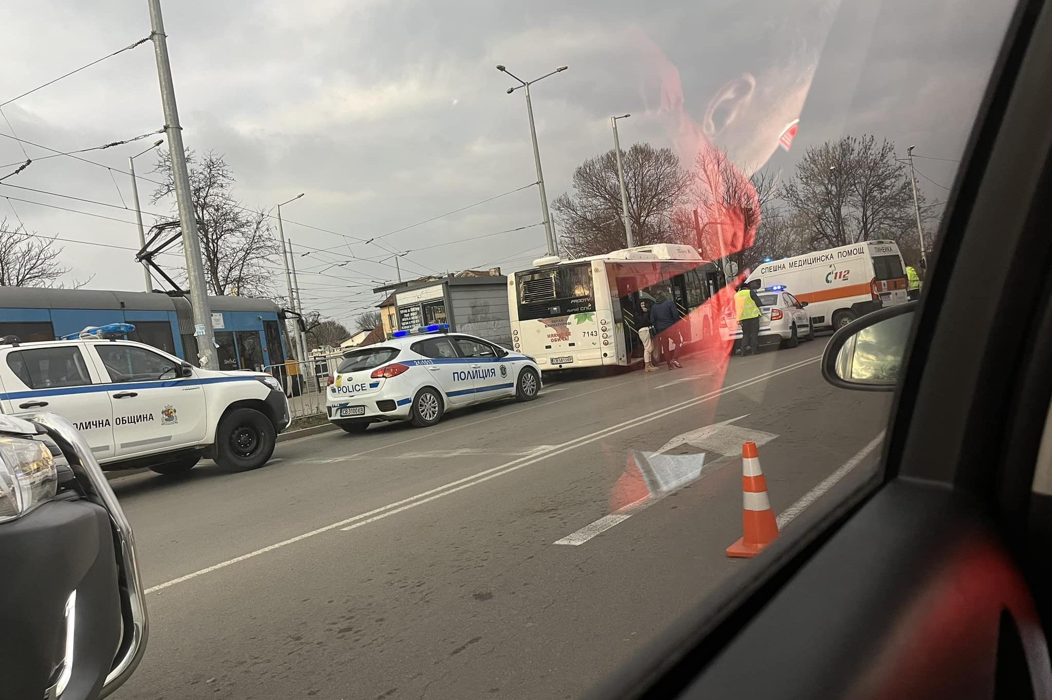 Градски автобус блъсна 3 коли и павилион в столичния Орландовци