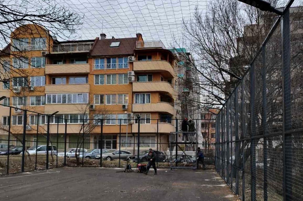 Покриха с мрежа спортна площадка в Слатина, "спасиха" прозорците на съседит