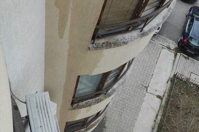 Вода се лее в столичния "Мусагеница": Тръби на ВиК мрежата "гърмят", фасада