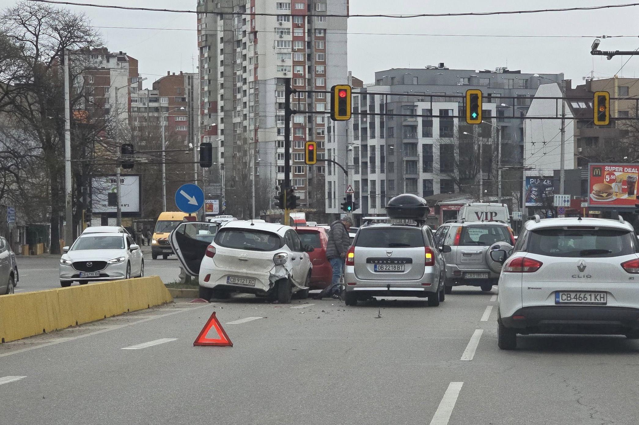 Три коли катастрофираха на светофара на "Сливница" и "К. Величков" в столиц