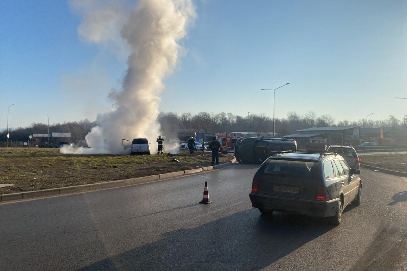 Тежка катастрофа на Околовръстното в София, кола се запали, а жена е в болн