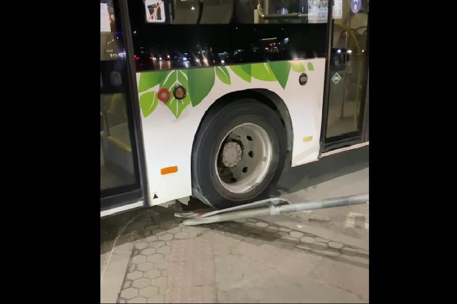 Заради аварирал автомобил: Автобус мина през пътен знак в столичния Лозенец