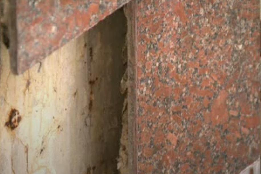 За ремонт: Отлепени плочки и падаща мазилка на подлеза на Ларгото в София