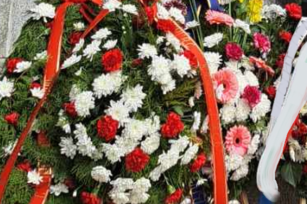 Венци и цветя пред Руското посолство в София за жертвите на атентата в Моск