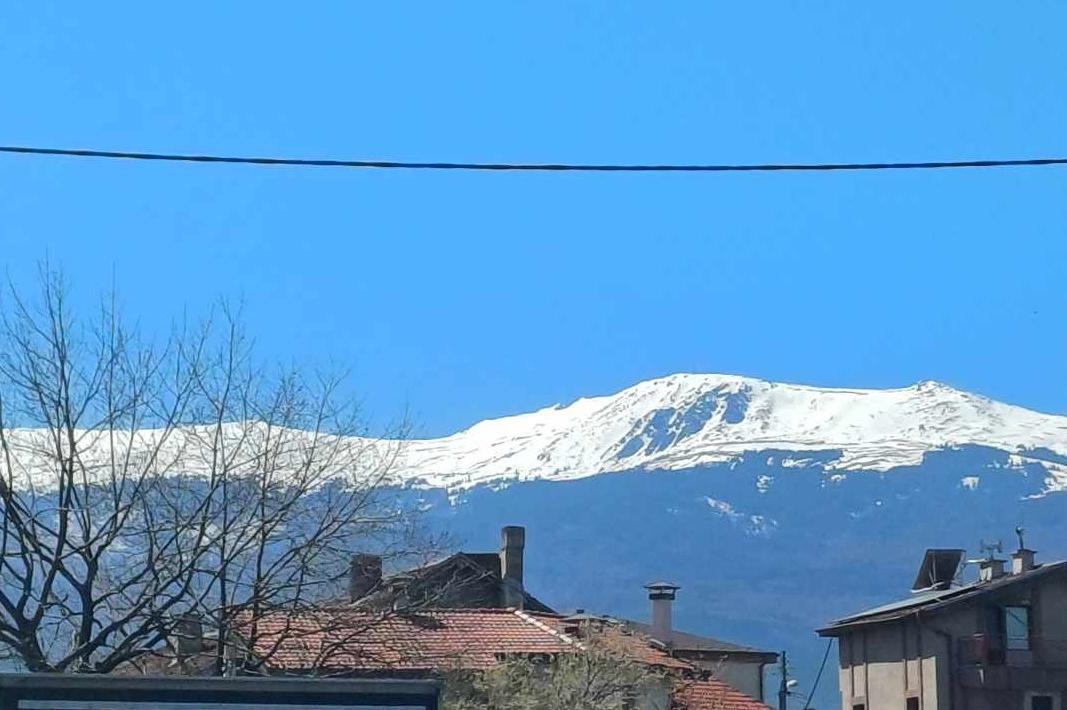 Слънце в града и сняг на Витоша, на Черни връх е още зима