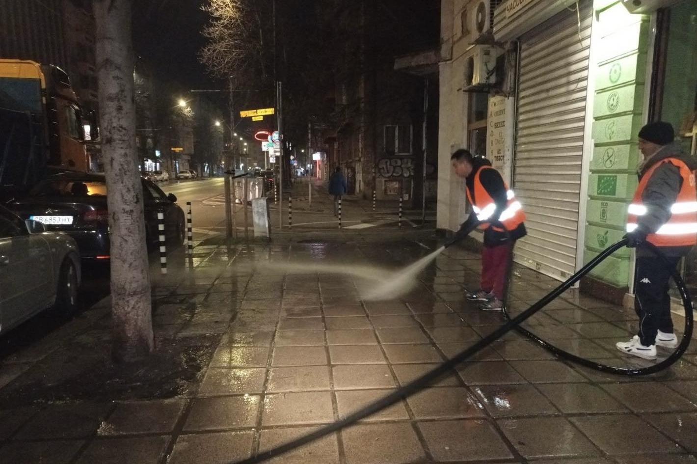 Започна масовото миене на столичните улици и булеварди (СНИМКИ)