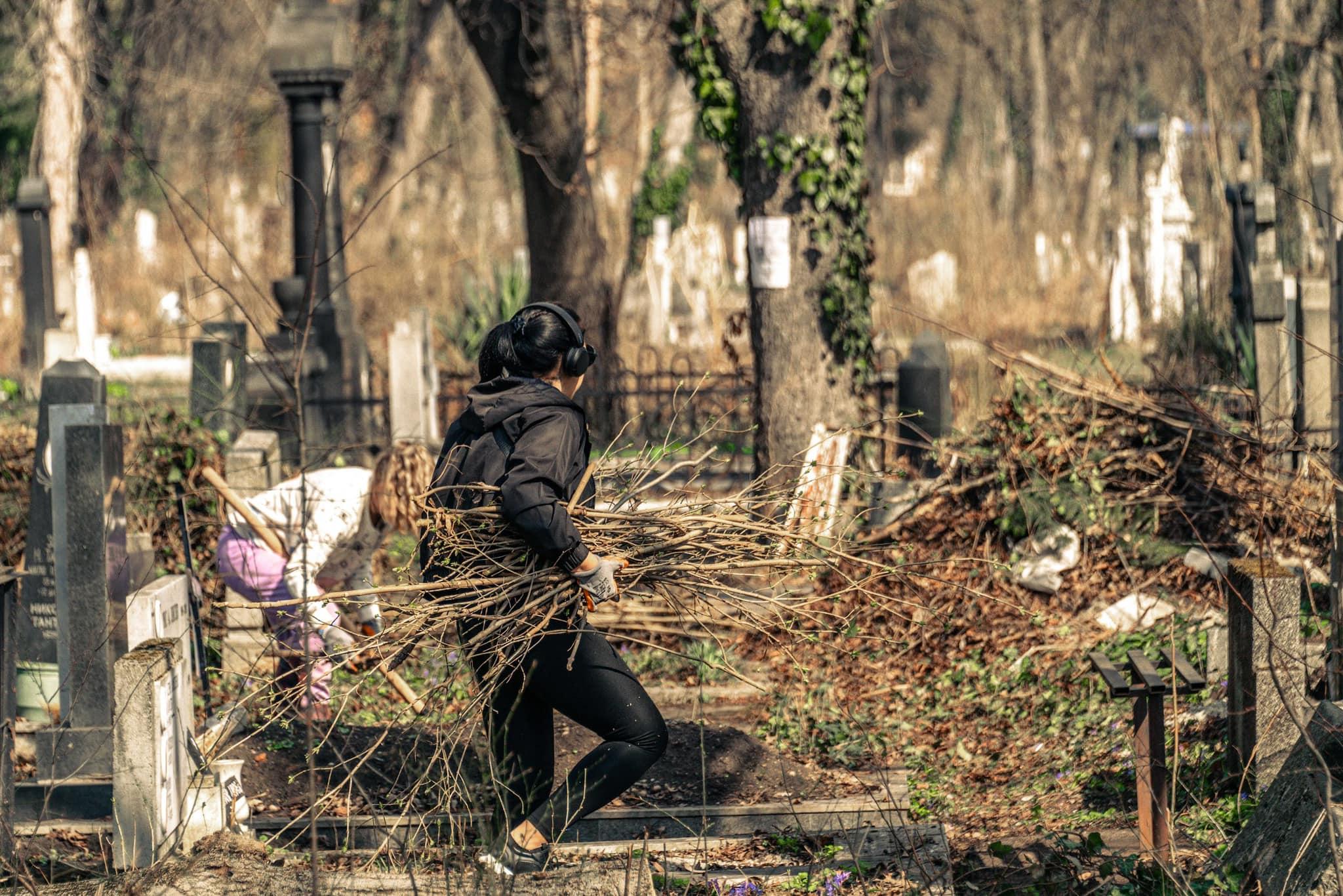 Доброволци и общински служители почистиха 10 дка от гробищните паркове в Со