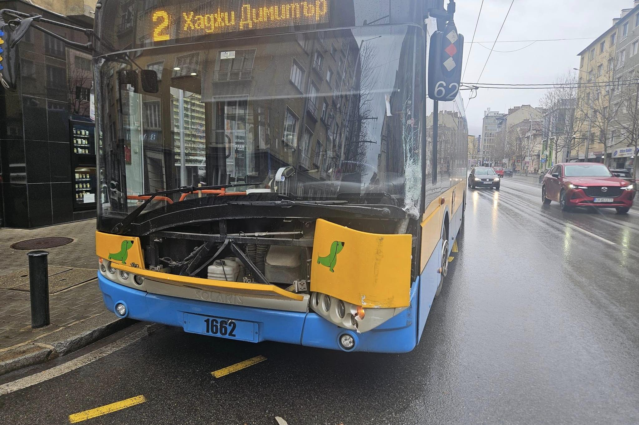 Тролей 2 и микробус се удариха на столичния бул. Васил Левски