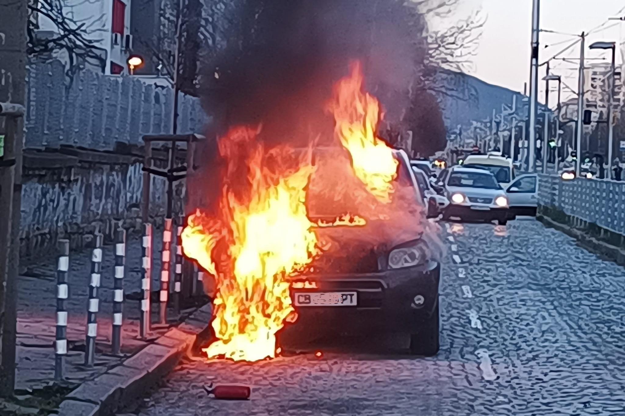 Джип се запали на бул. Ген. Тотлебен в София