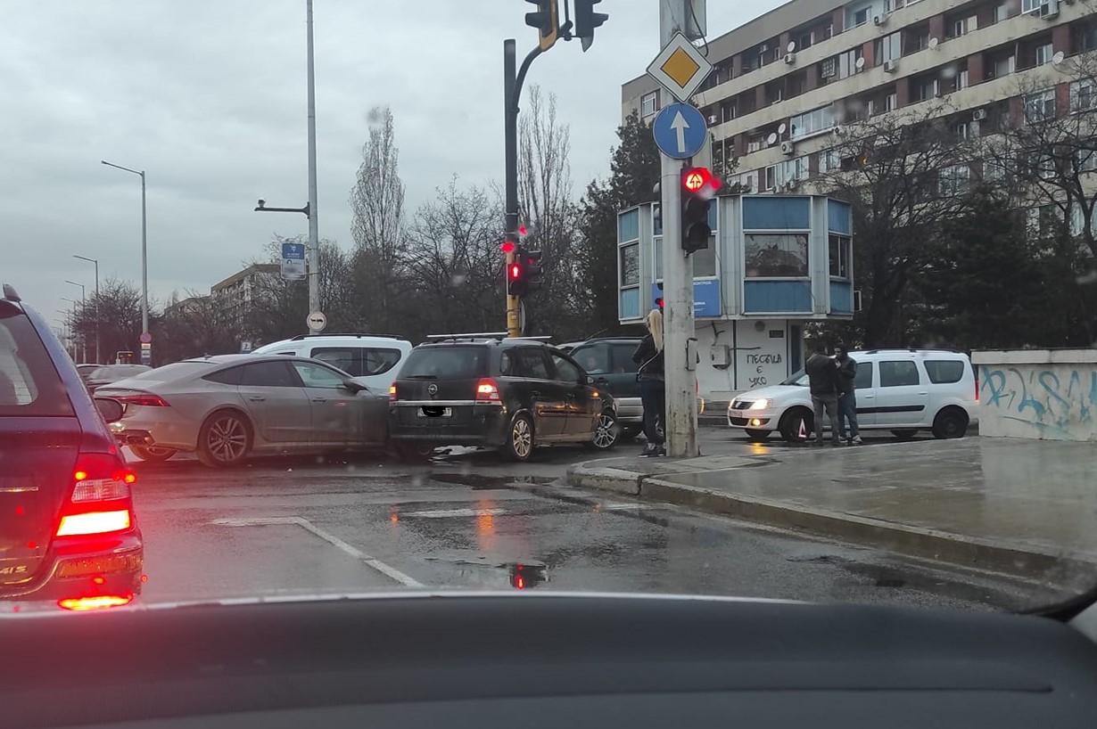 Катастрофа с няколко коли причини задръстване на Ботевградско шосе в час пи