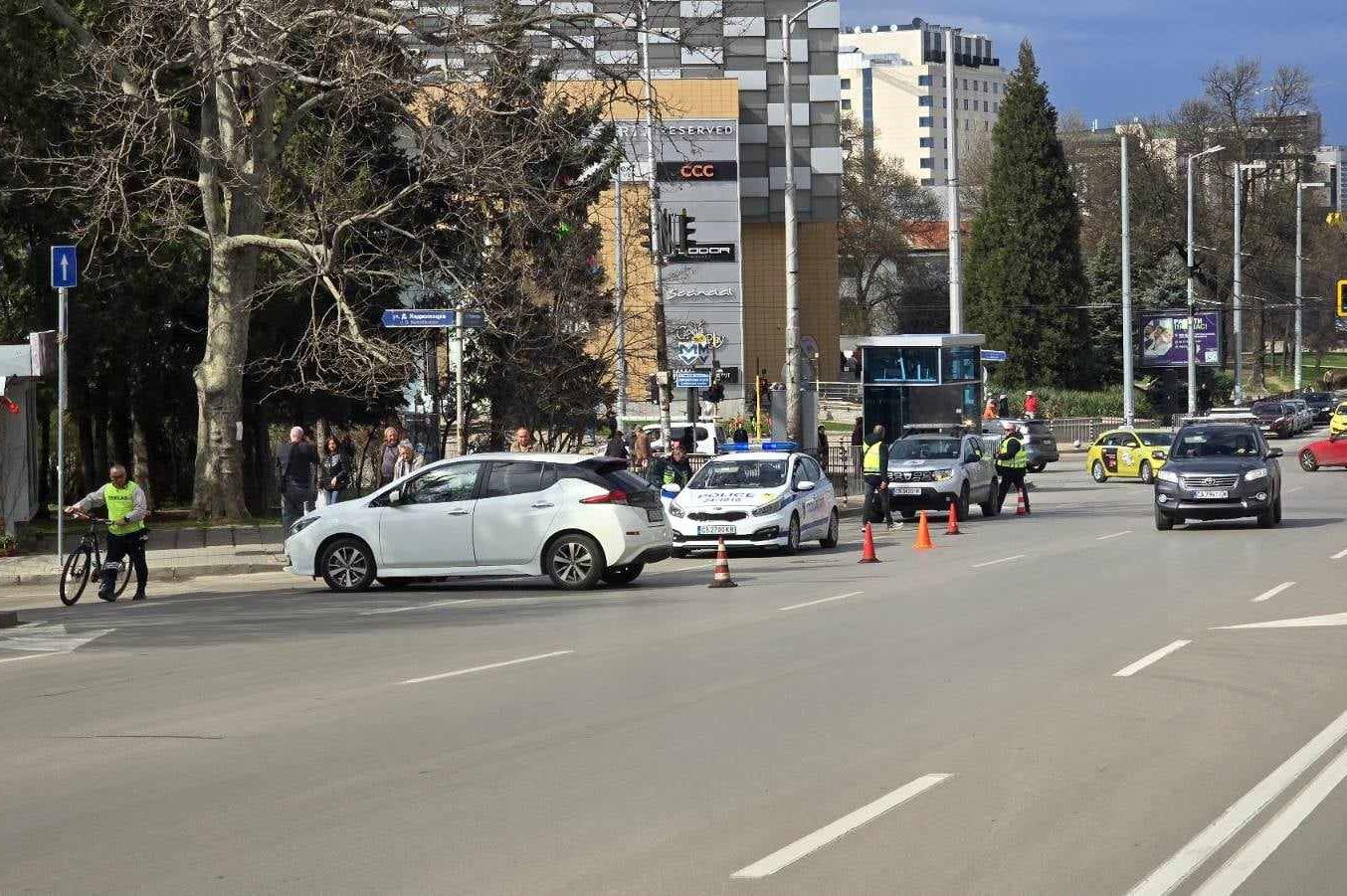 Нисан блъсна моторист при забранен ляв завой на "Черни връх" в София