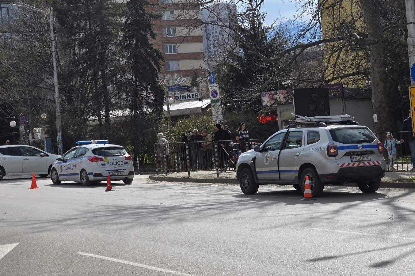 Нисан направи забранен ляв завой и блъсна моторист на "Черни връх" в София