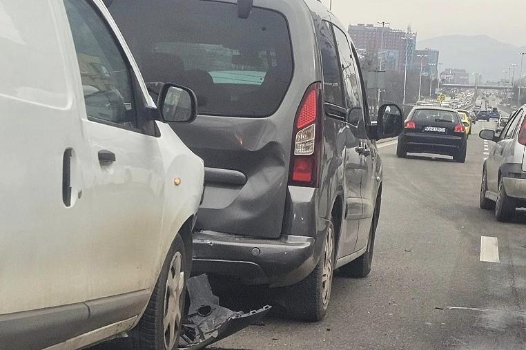 Катастрофа с 3 коли на столичното Цариградско шосе при 4-ти километър