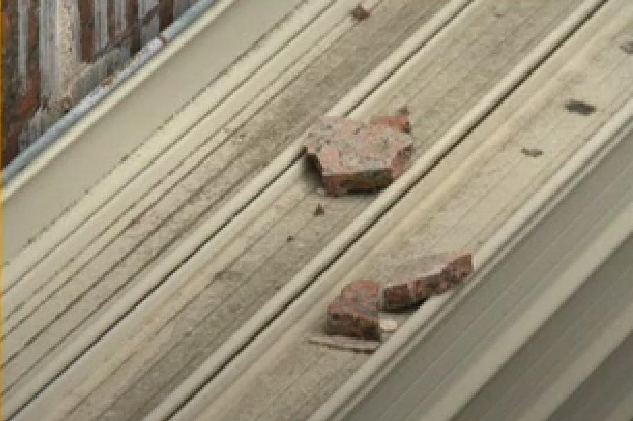 За ремонт: Отлепени плочки и падаща мазилка на подлеза на Ларгото в София