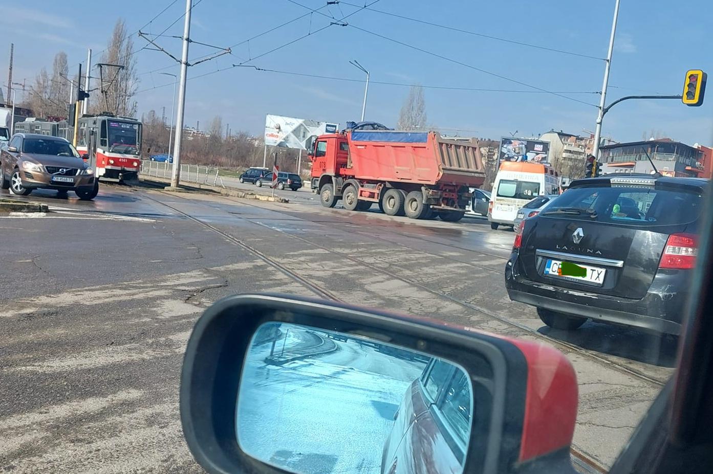 Тежка катастрофа затруднява движението на Ботевградско шосе, след тунела на