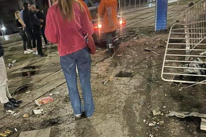 Размазване по нашенски: Младеж с БМВ се вряза в спирка на столичния "Ситняк