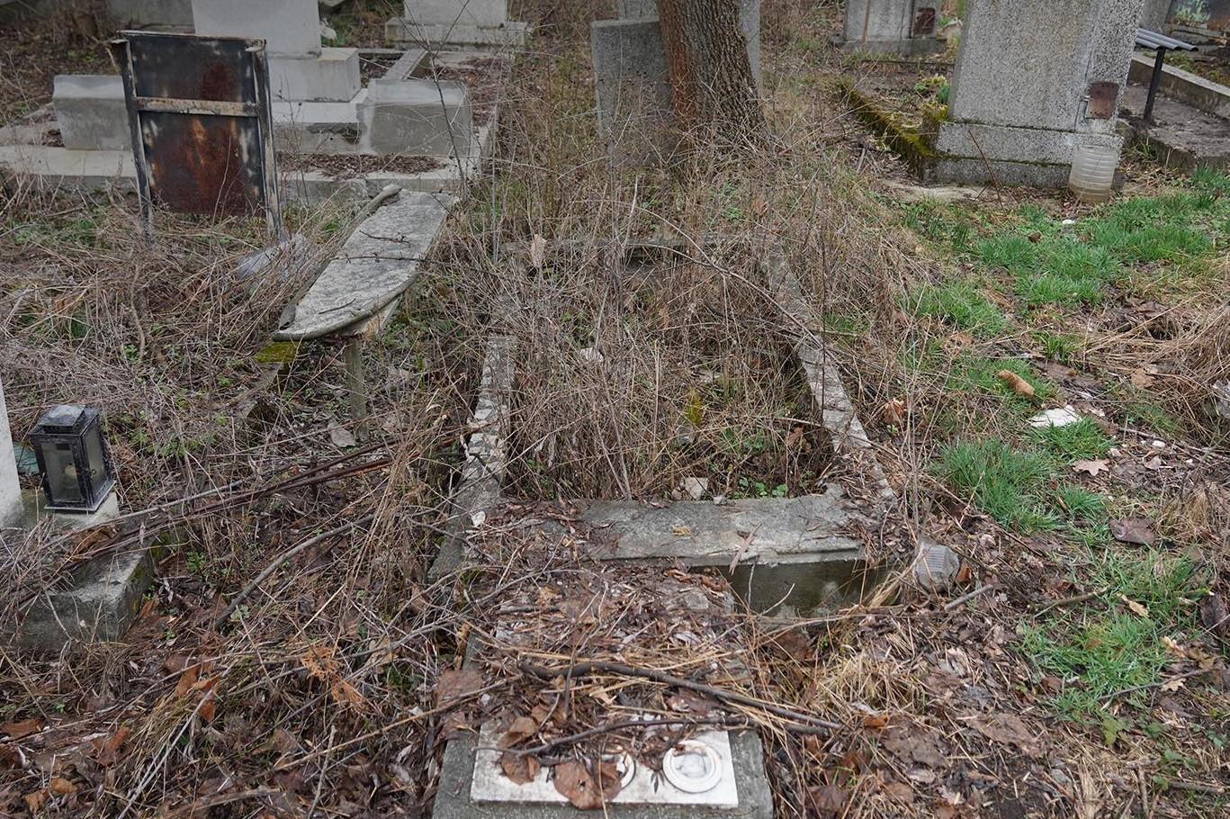 Шефът на Гробищни паркове в София: Край на търговията с кости, камъни и кръ