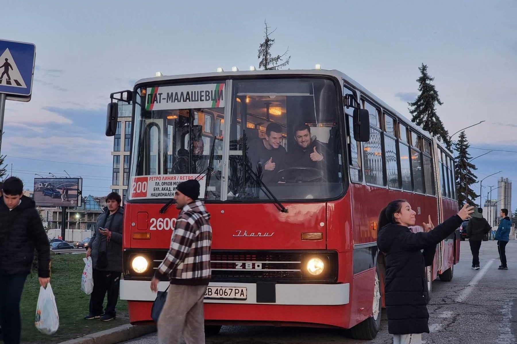 На Трети март в София: Столичани на обиколка с автобуси на "Икарус" и "Чавд