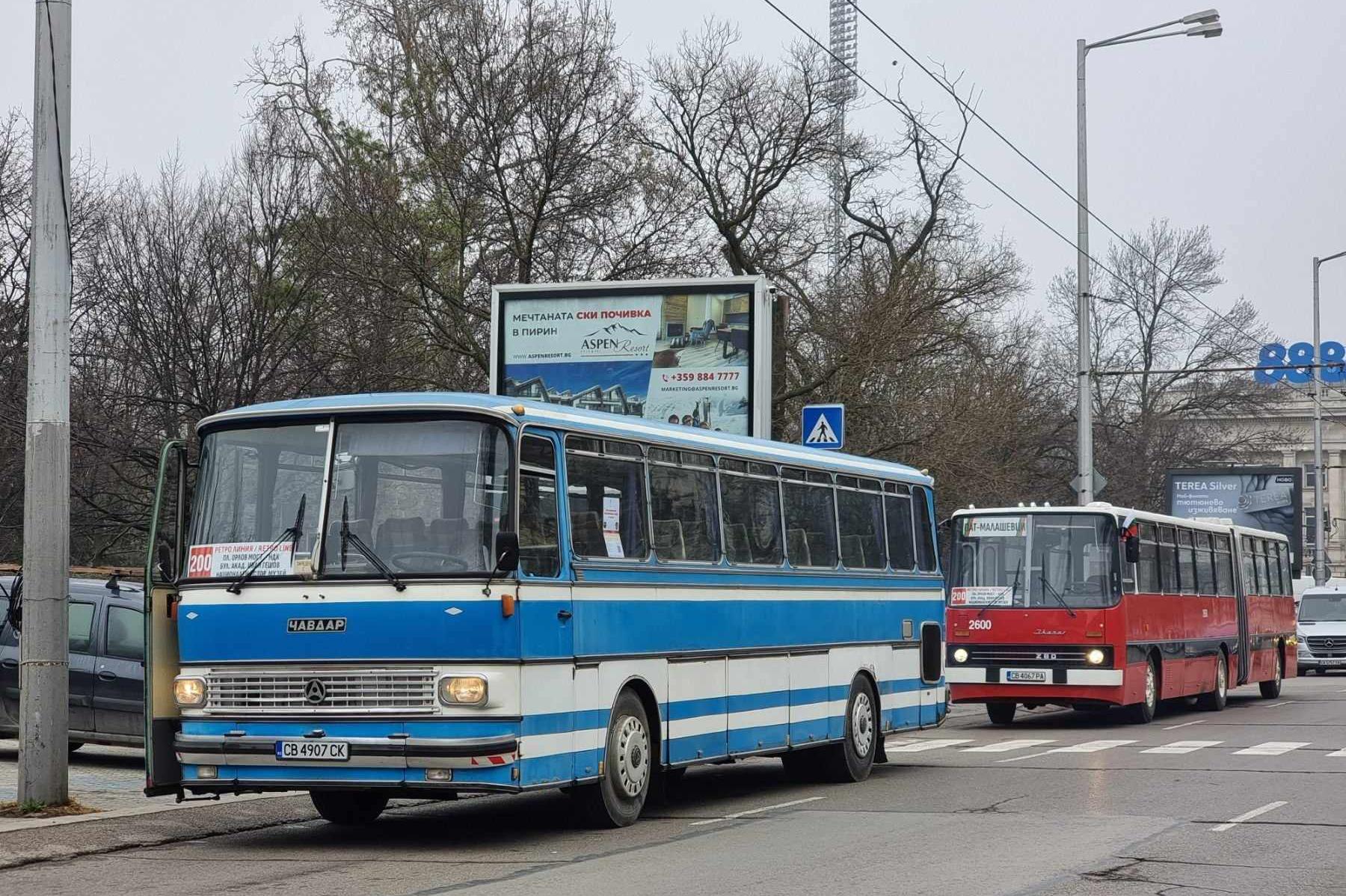 На Трети март в София: Столичани на обиколка с автобуси на "Икарус" и "Чавд