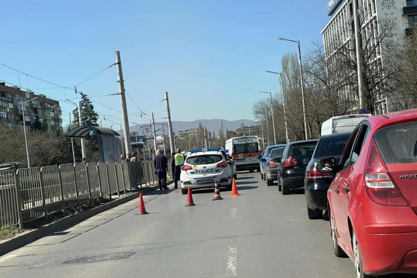 Волво с каскада на Ботевградско шосе в София
