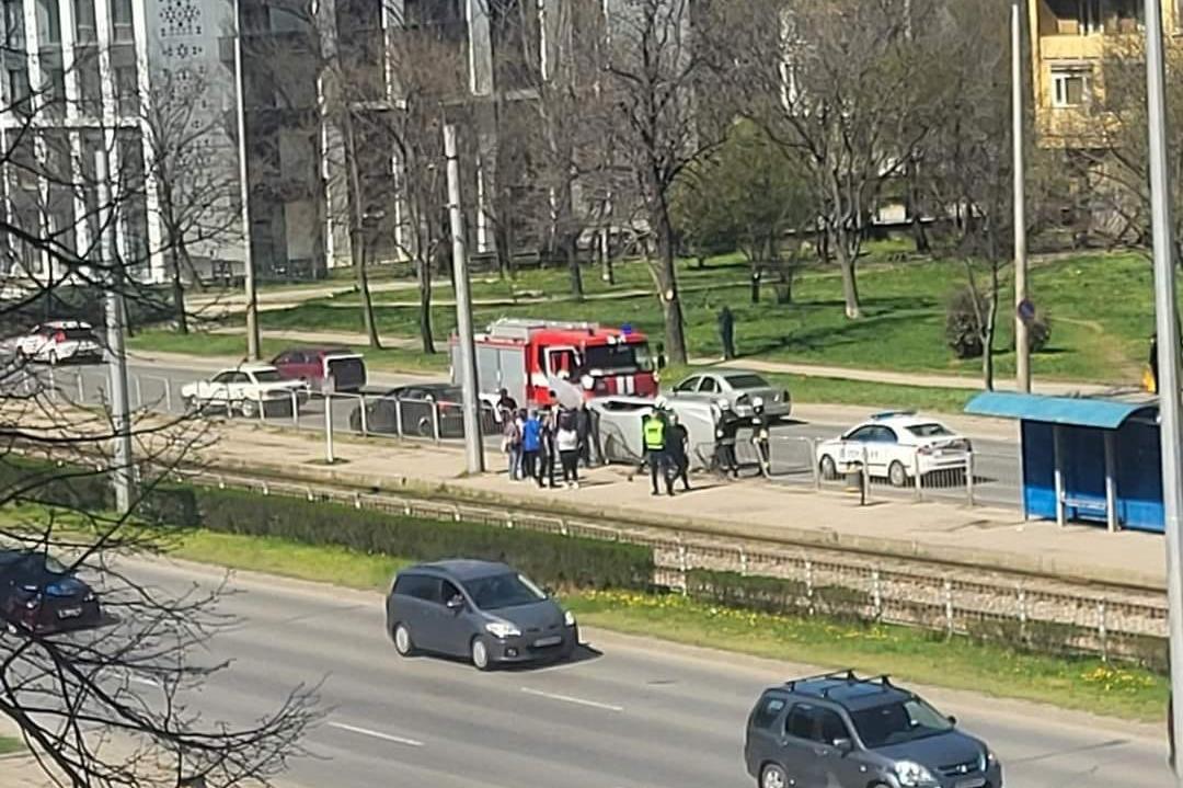 Волво с каскада на Ботевградско шосе в София