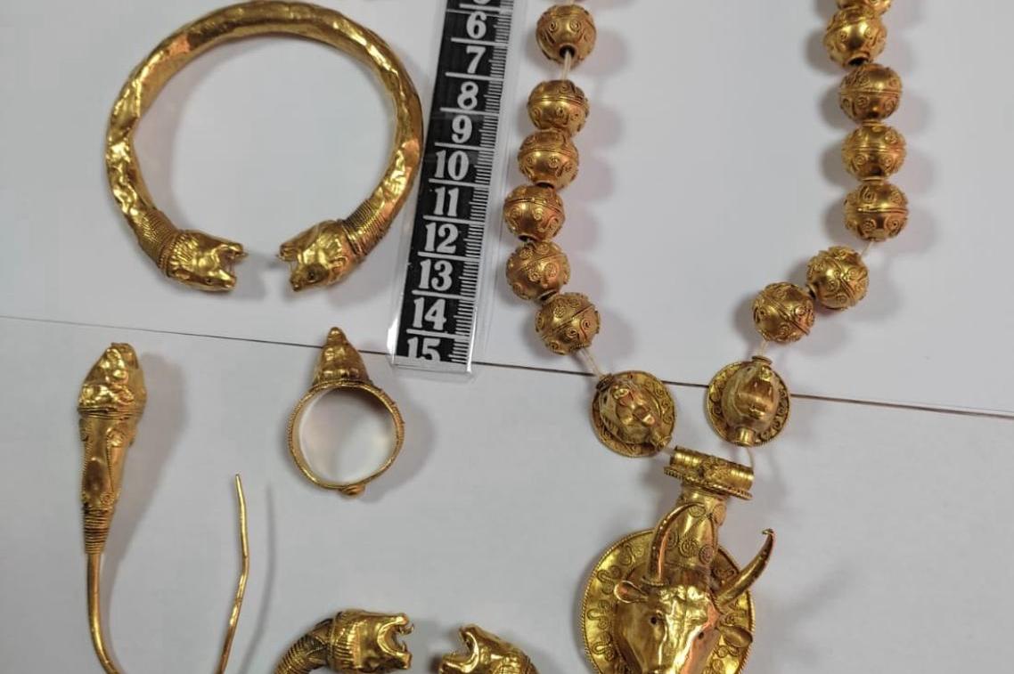 Сред намерените съкровища са тракийки шлем и златни накити