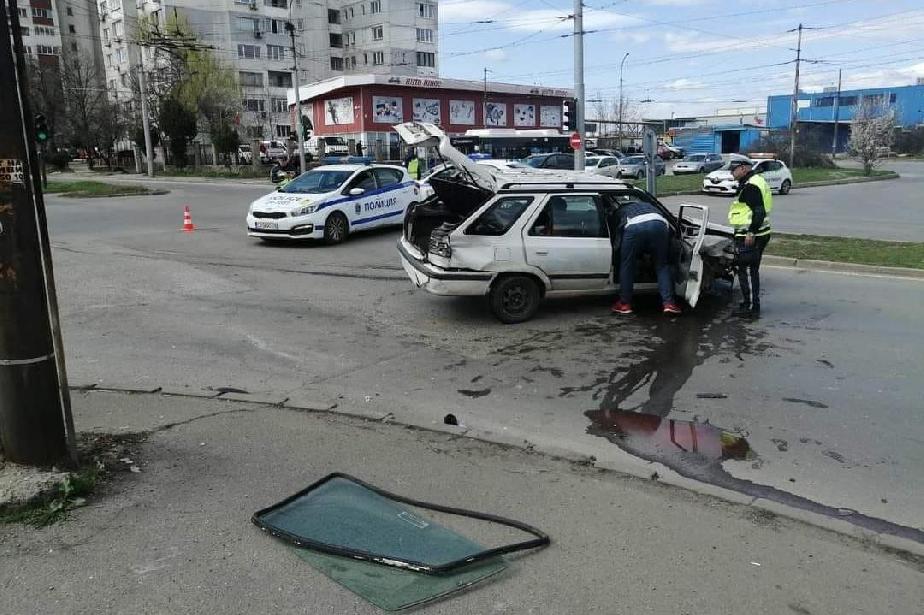 Катастрофа с пострадала жена затвори бул. Добринова скала в София за 3 часа