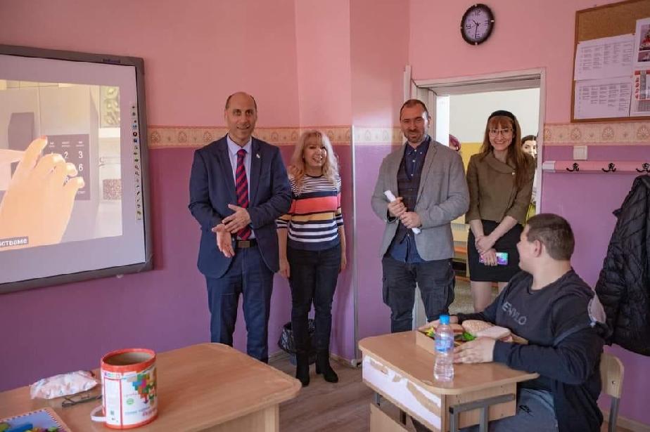 Грузинският посланик и шеф Токев помагат на деца със специални потребности 