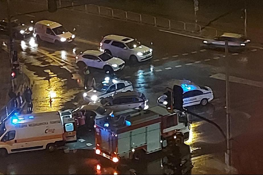 Катастрофа с пострадали на столичния бул. Н. Мушанов