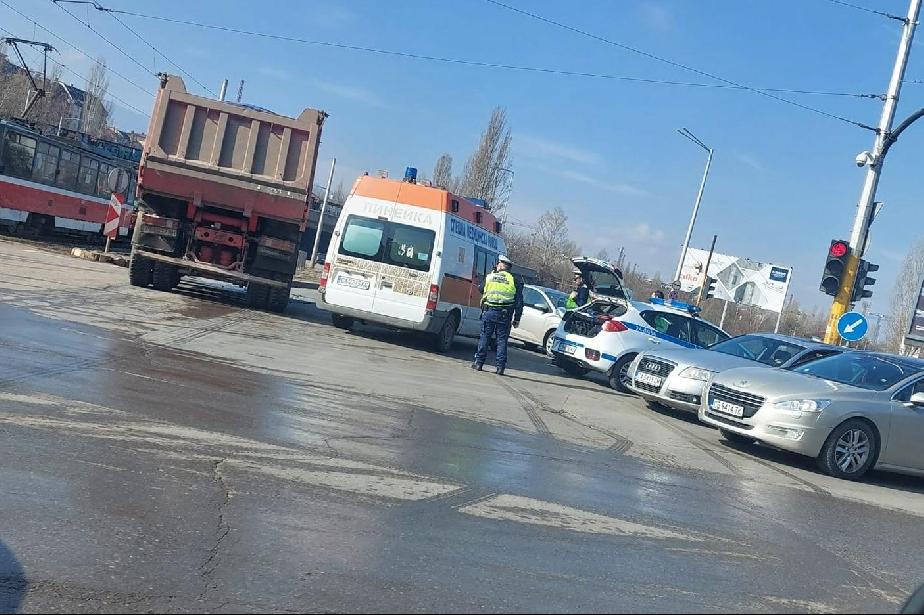 Тежка катастрофа затруднява движението на Ботевградско шосе, след тунела на