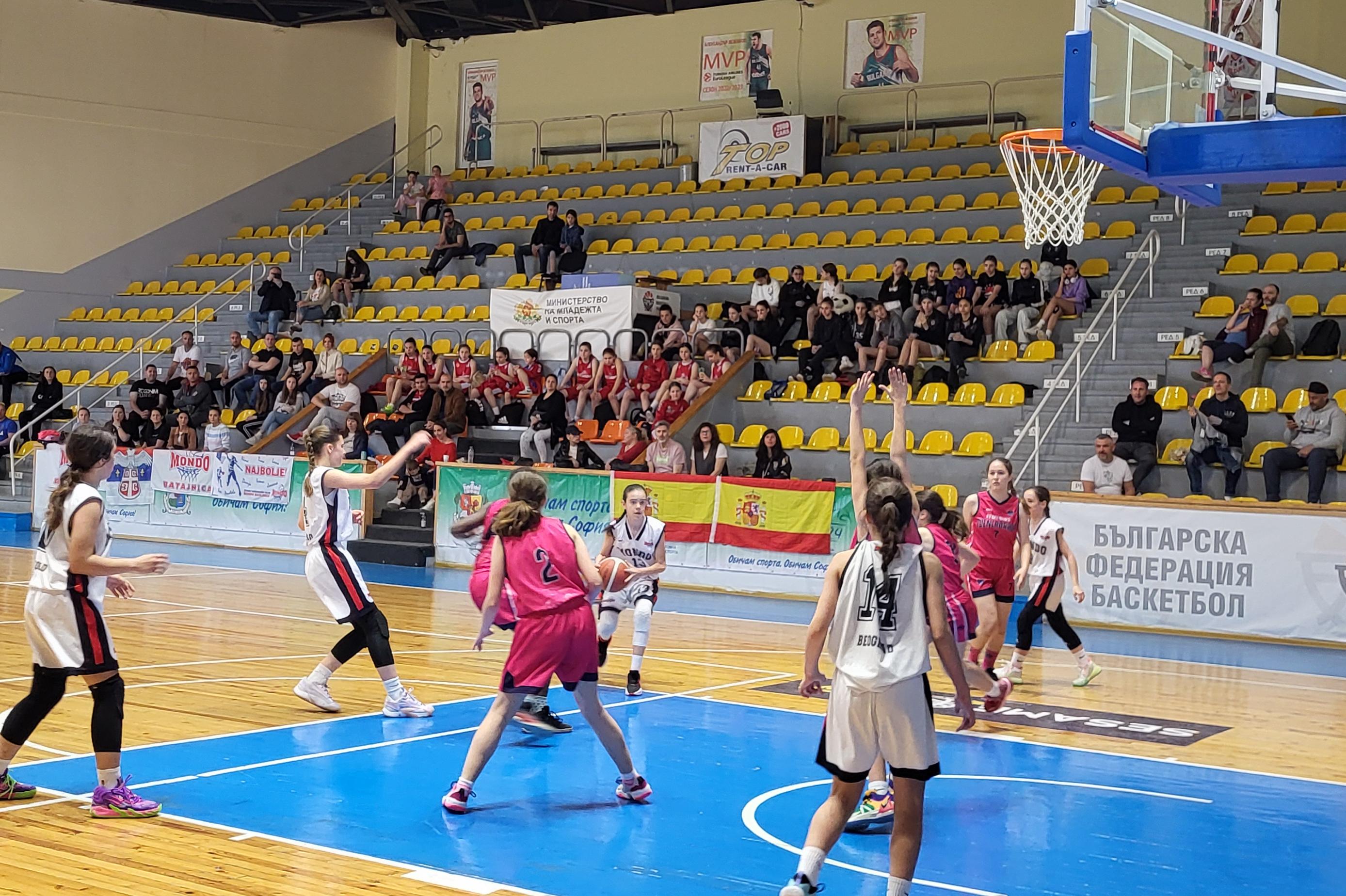 Сръбкини вдигнаха баскетболната купа „Ваня Войнова“ в София