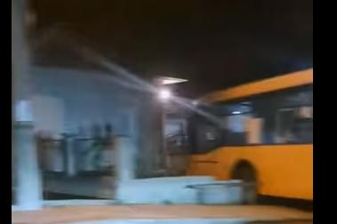 Автобус на градския транспорт влезе в къща в Нови Искър