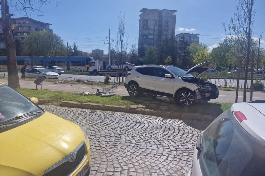 Кола с дипломатически номер събори загражденията и паркира пред Софийския р
