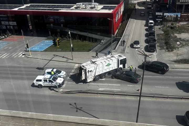 Камион за боклук и лека кола се удариха на столичното Симеоновско шосе