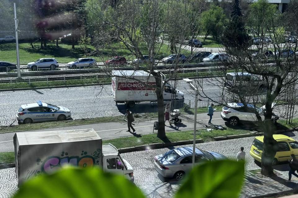Кола с дипломатически номер събори загражденията и паркира пред Софийския р