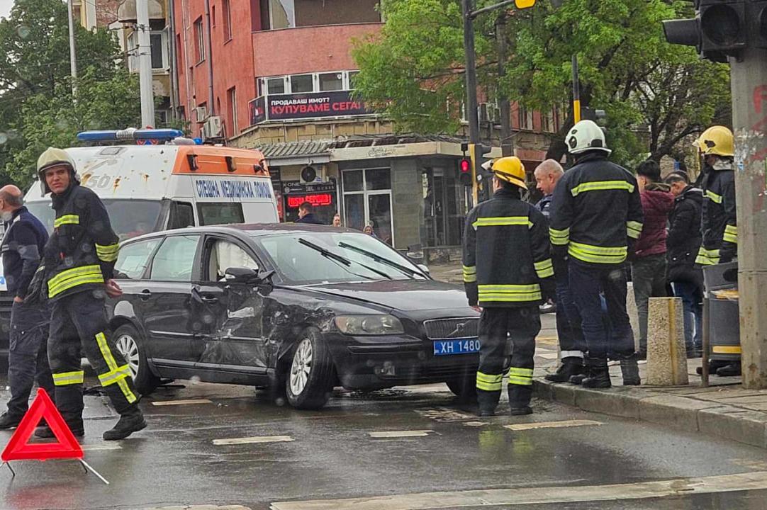 Катастрофа на столичния бул. Хр. Ботев спря движението на трамваите