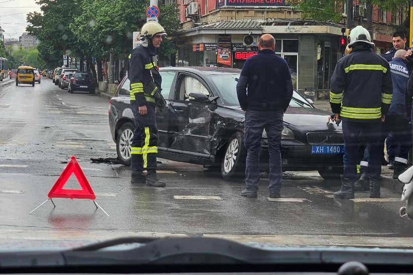 Катастрофа на столичния бул. Хр. Ботев спря движението на трамваите